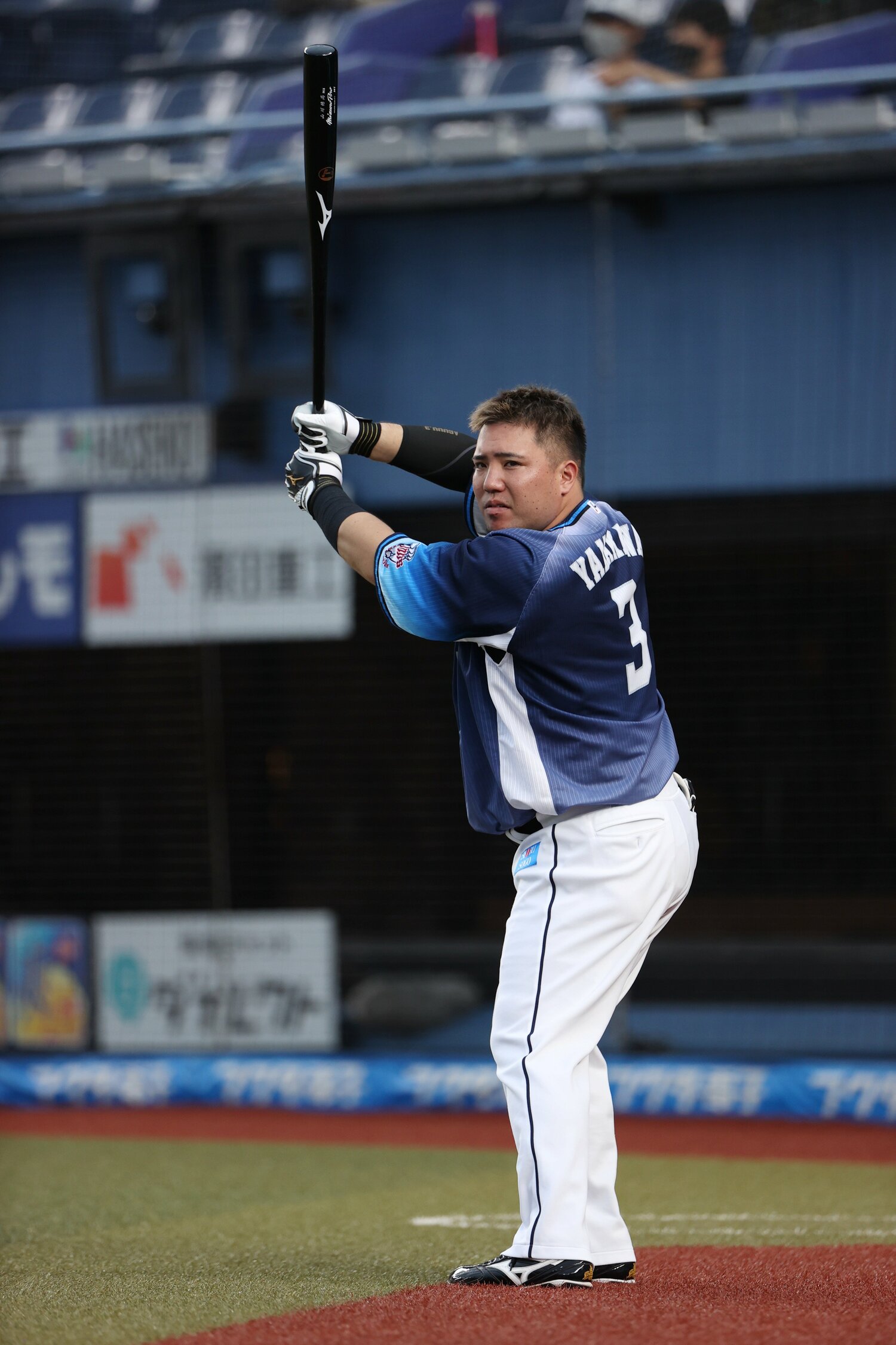 試合前に素振りをする西武・山川穂高　©︎JIJI PRESS