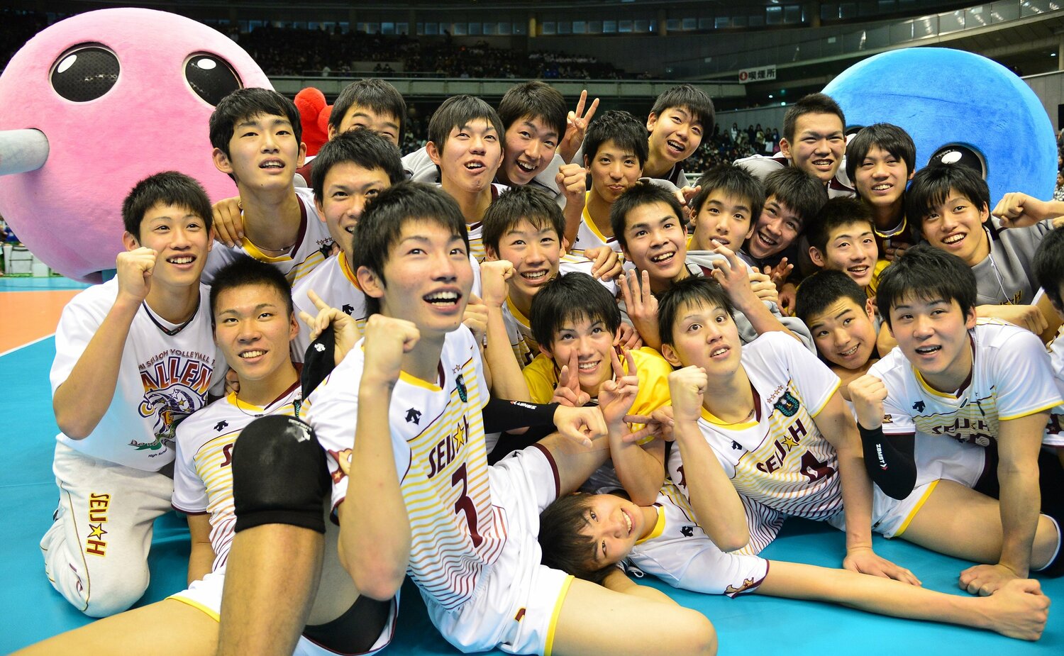 「6冠」を達成した星城高校（前列中央、4番をつけているのが武智）　©︎Sankei Shimbun