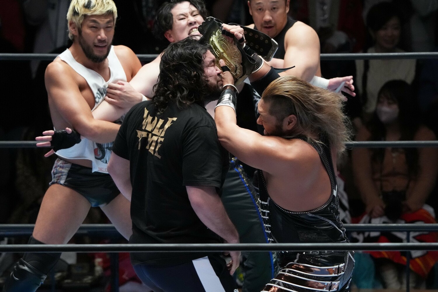 EVILにベルトで殴られるウルフアロン。12月22日、後楽園ホール ©Essei Hara