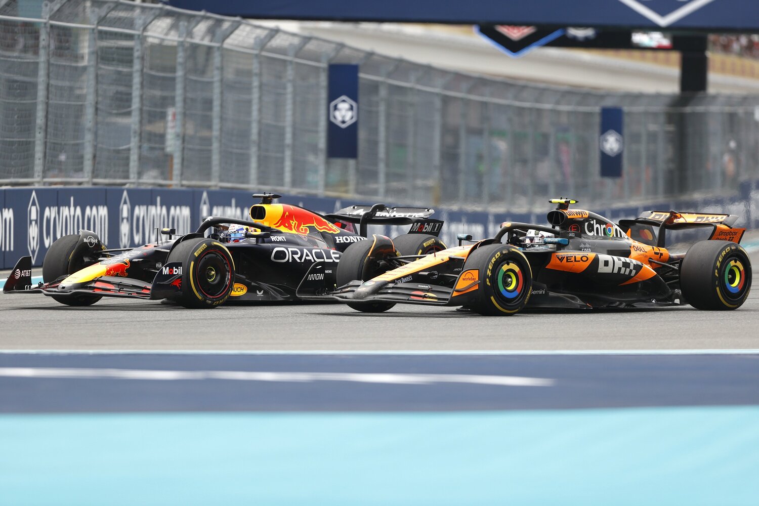 別アングルから見た1コーナーの攻防　©Getty Images