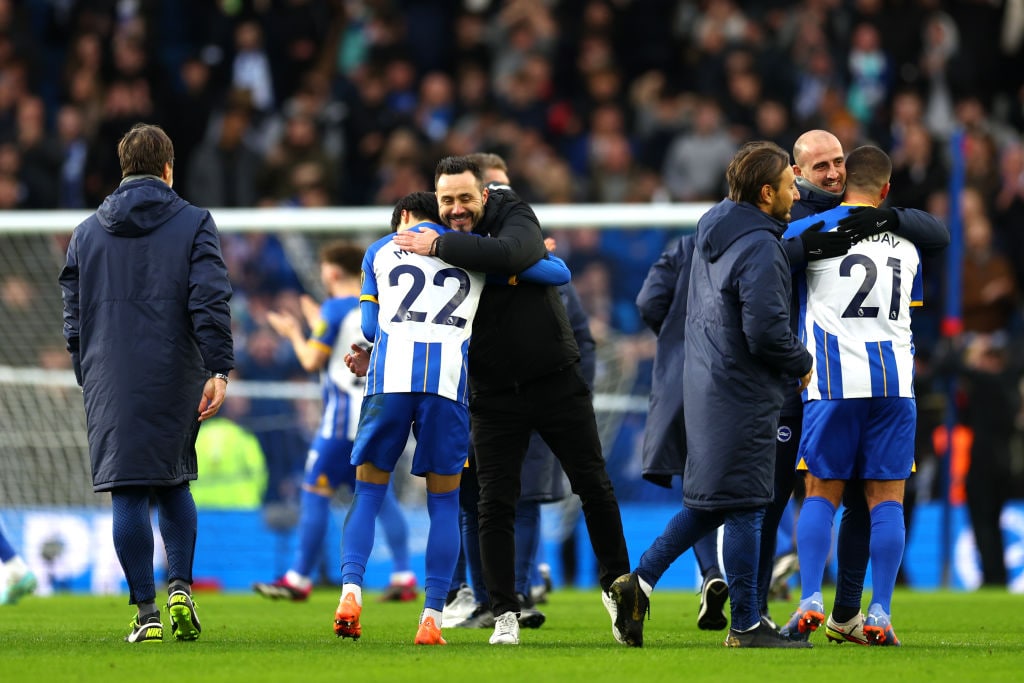 三笘をハグするデゼルビ監督 ©Getty Images