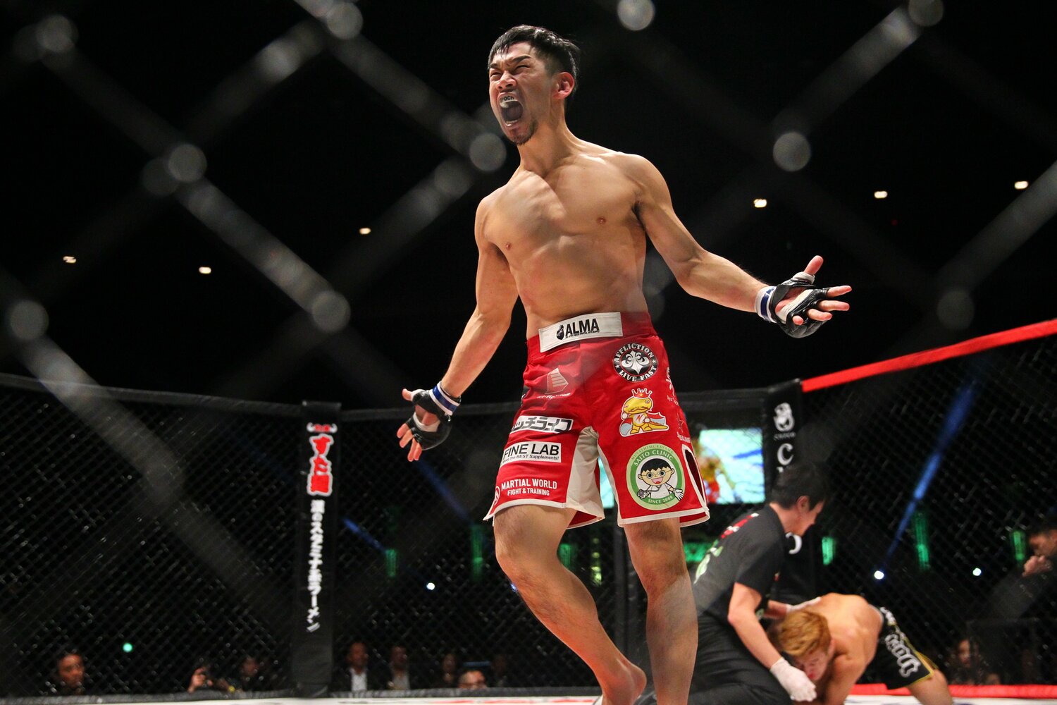 後にRIZINで活躍するパンクラス王者の石渡伸太郎が、DEEP王者の大塚隆史にTKO勝ちした2014年の『DEEP DREAM IMPACT』