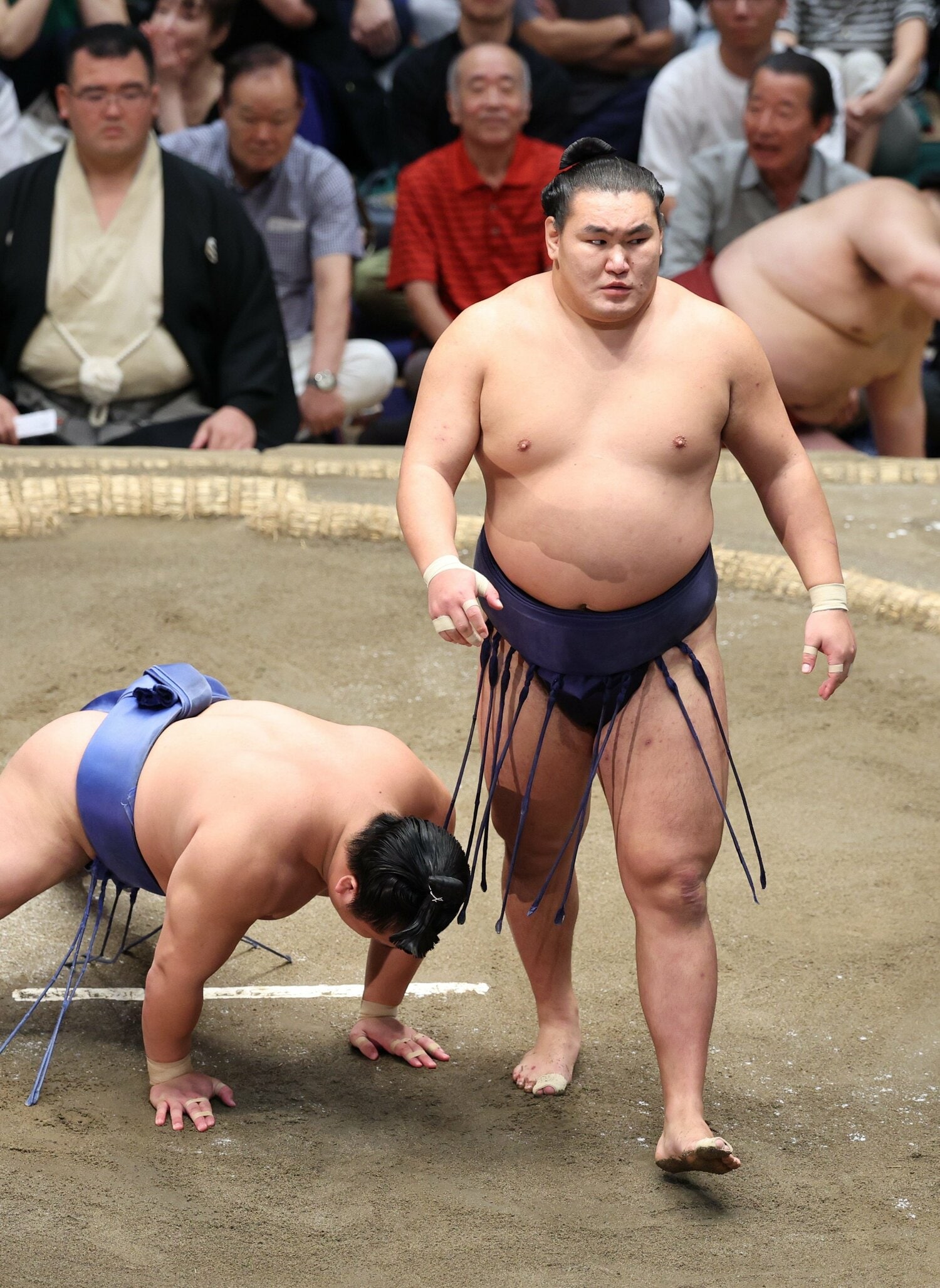豊昇龍（右）は立ち合いで“変化”。満員の場内もざわめいた【2枚目／全2枚】　©JIJI PRESS