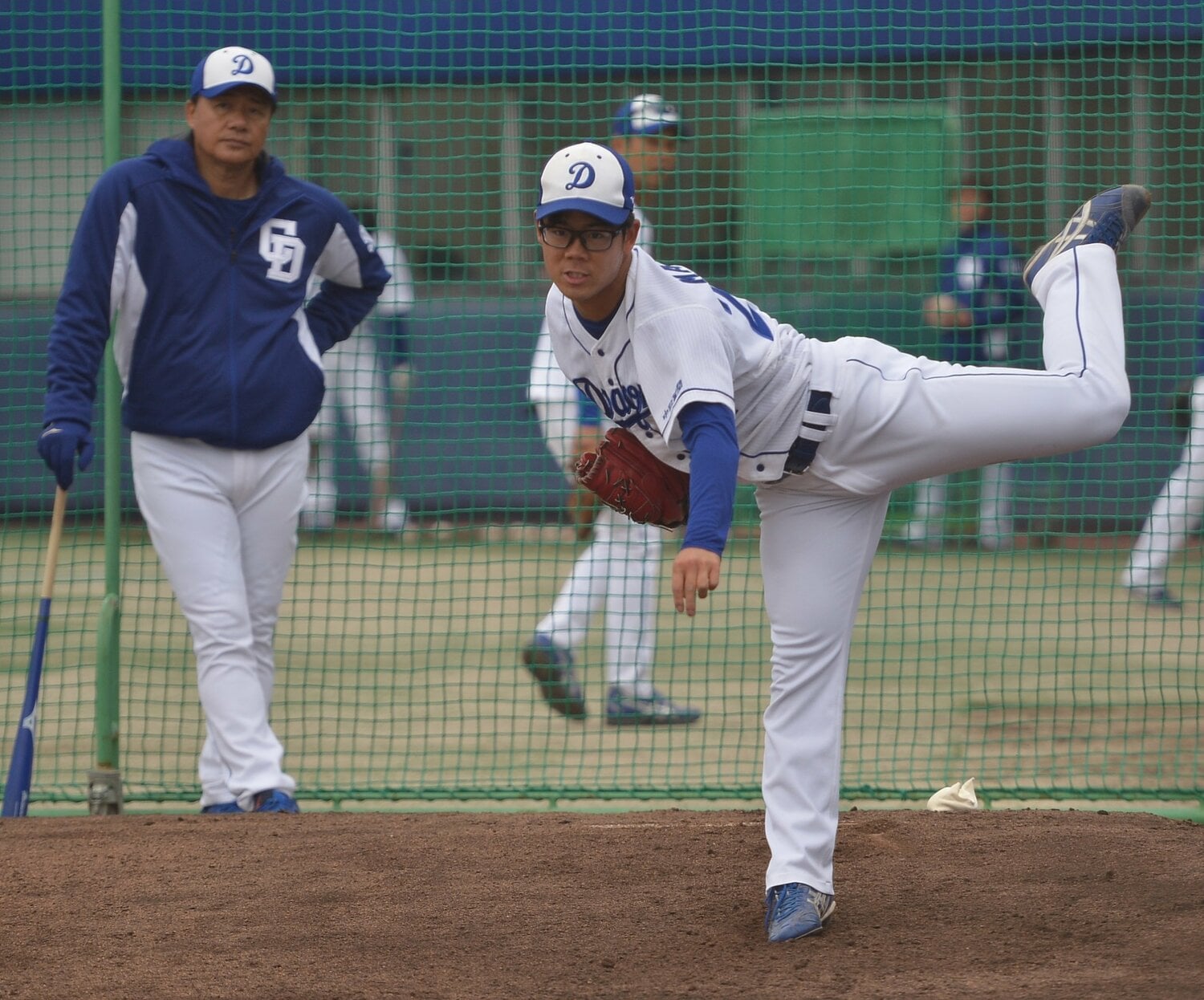 中日1年目の松田さん。後ろには与田剛元監督　©Sankei Shimbun