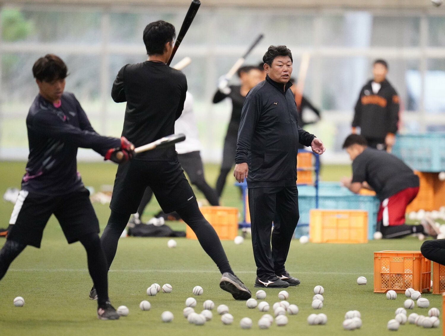 昨年の秋季キャンプでアーリーワークの打撃練習を見守る大久保コーチ　©︎SANKEI SHIMBUN