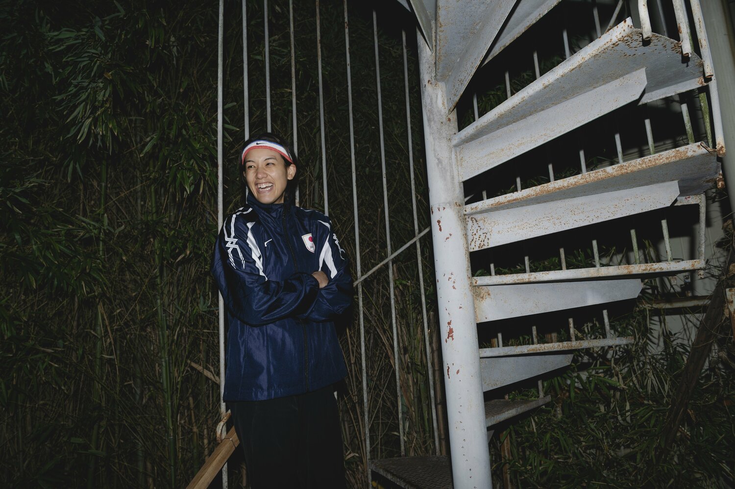 螺旋階段の前で「ここがジムだと思わないですよね」と笑い飛ばす津端 ©︎Wataru Sato