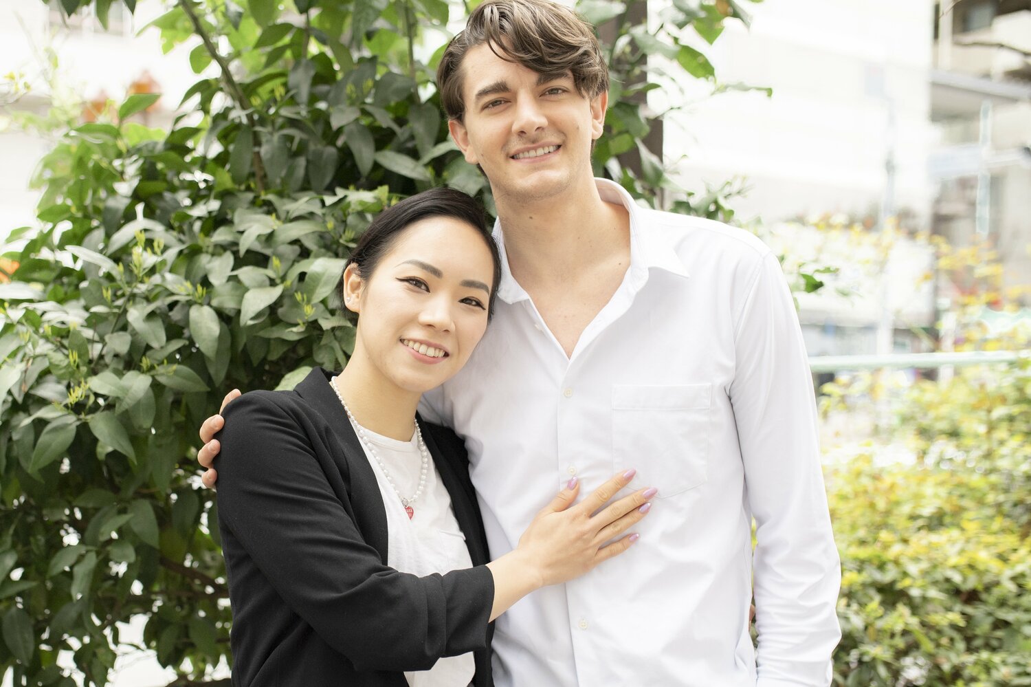 今年3月の北京五輪、フィギュアスケート団体とアイスダンスに出場した小松原美里さんと小松原尊（ティム・コレト）ペア。氷上のカップルであるとともに、結婚6年目のアスリート夫婦でもある（画像をクリックすると、そのほかの「特別撮りおろしカット」もご覧になれます）　©Asami Enomoto