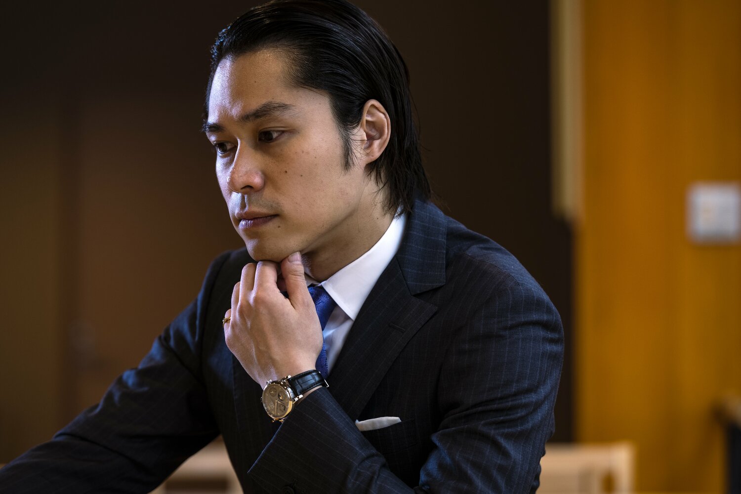 インタビューに答える秋元剛さん。ネクタイは、父・千代の富士が締めていたものだ　©Takuya Sugiyama