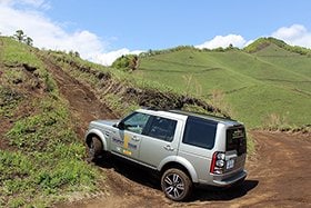 優れた走行性能はイヴォークだけではない。試乗コースの最後に設定された激坂を平然と登って行くディスカバリー。