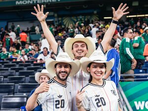 “日本代表を愛する外国人”だらけだったW杯チュニジア戦「安芸の宮島へ行ったメキシコ人」「東北の鉢巻き姿も」…久保建英の予言通りの光景に