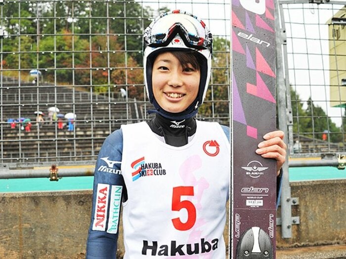 両膝靱帯損傷から1年。岩渕香里、完全復活へ――。～高梨沙羅の活躍を刺激に～＜Number Web＞ photograph by Shino Seki