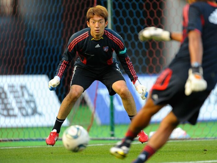 まずはFC東京の正GKを奪還せよ！U-22の守護神・権田修一の試練。＜Number Web＞ photograph by Toshiya Kondo