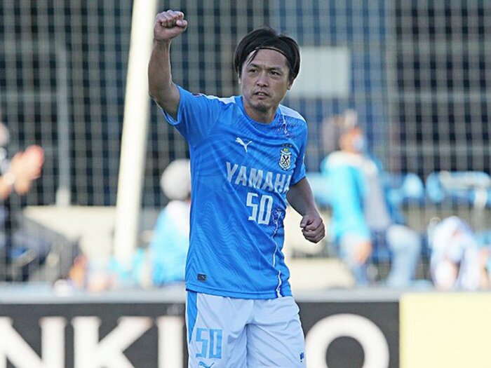 「ここまで勝点に貢献してくれるとは…」40歳遠藤保仁が移籍1カ月で“ジュビロの絶対的エース”に＜Number Web＞ photograph by J.LEAGUE