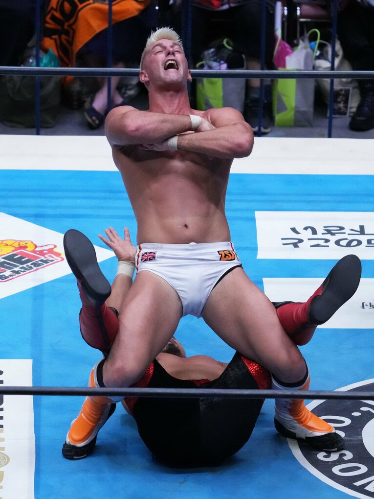 ヨーロピアンクラッチに入るザック　©Essei Hara