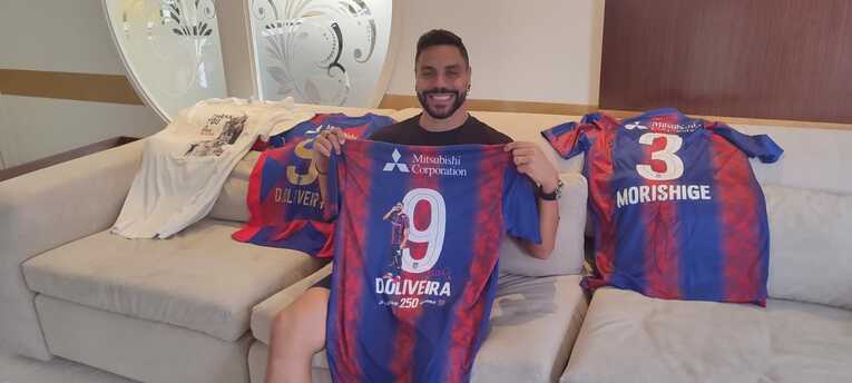 250試合達成時のユニフォームを手に　©Hiroaki Sawada