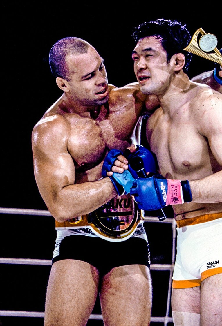 顔を腫らした桜庭に声をかけるシウバ