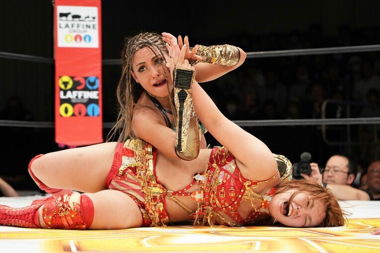 Sareeeの腕を取りにいくジュリア。WWEへの参戦が決まっている　©Essei Hara