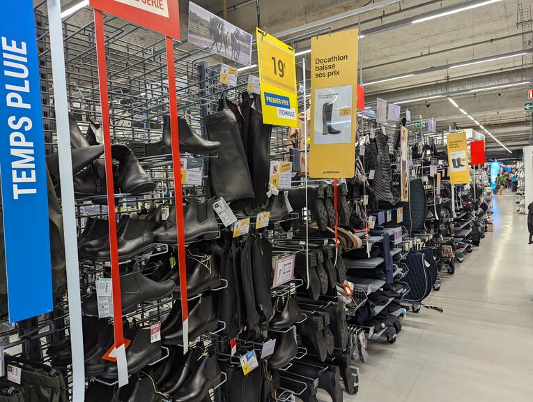 乗馬用のブーツも　©Yu Saito