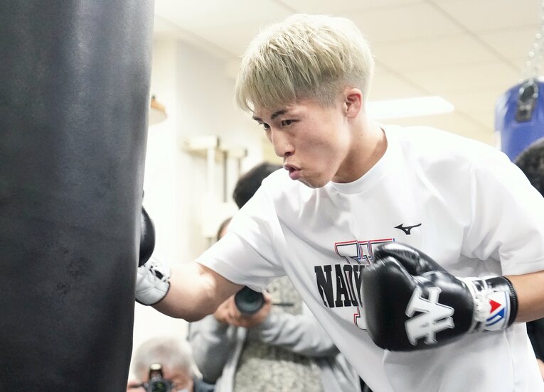 サンドバッグにパンチを打ち込む井上尚弥　©Naoki Fukuda