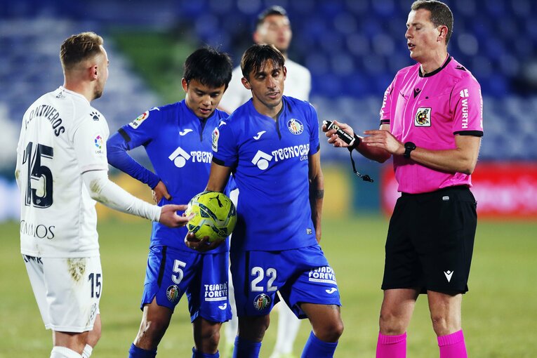 ダミアンがボールを持っていたが、久保が近づくと、スムーズに久保がボールをセットした