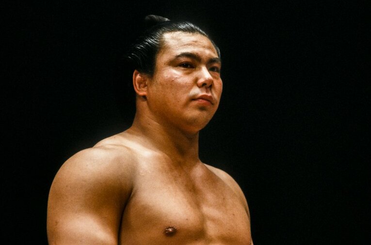 人気と実力を兼ね備え、角界で初めて国民栄誉賞を授与された第58代横綱・千代の富士。本人の証言を交えて、稀代の名横綱の現役晩年に迫った ／ photograph by Getty Images