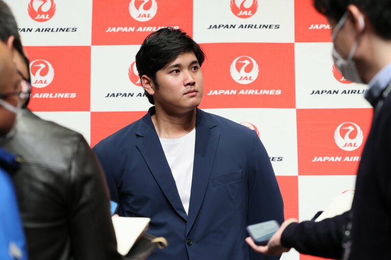 10月に帰国し、羽田空港で取材に応じた大谷　©JIJI PRESS