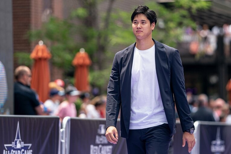 白T＆黒ジャケットでオールスターのレッドカーペットを歩く大谷　©Getty Images