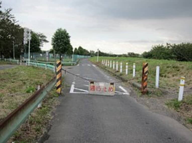 「世田谷区よ、お前もか！」とばかりに不調法な通行止め。これ、どうやって自転車は迂回すれば良いのだろう……