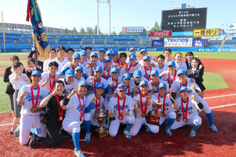 大学選手権で連覇を達成した青学大野球部。学生コーチやマネージャーを含めた44人という部員数（選手は34名）は、今大会の参加校の中で最も少ない ／ photograph by Yu Takagi