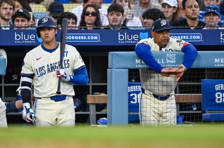 【ドジャースのテレビに映らない名場面】ロバーツ監督と　©Nanae Suzuki
