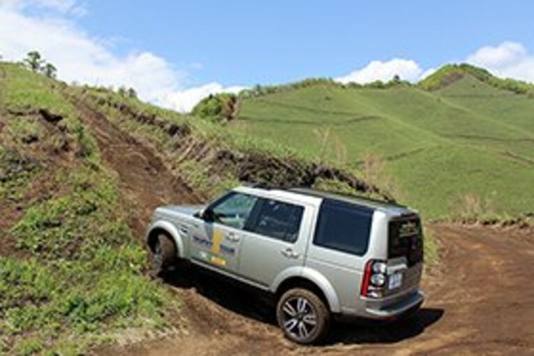 優れた走行性能はイヴォークだけではない。試乗コースの最後に設定された激坂を平然と登って行くディスカバリー。 