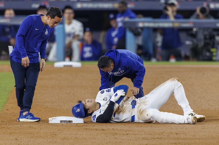 駆けつけたウィル・アイアトン通訳（左）も心配そうな表情　©︎Getty Images 