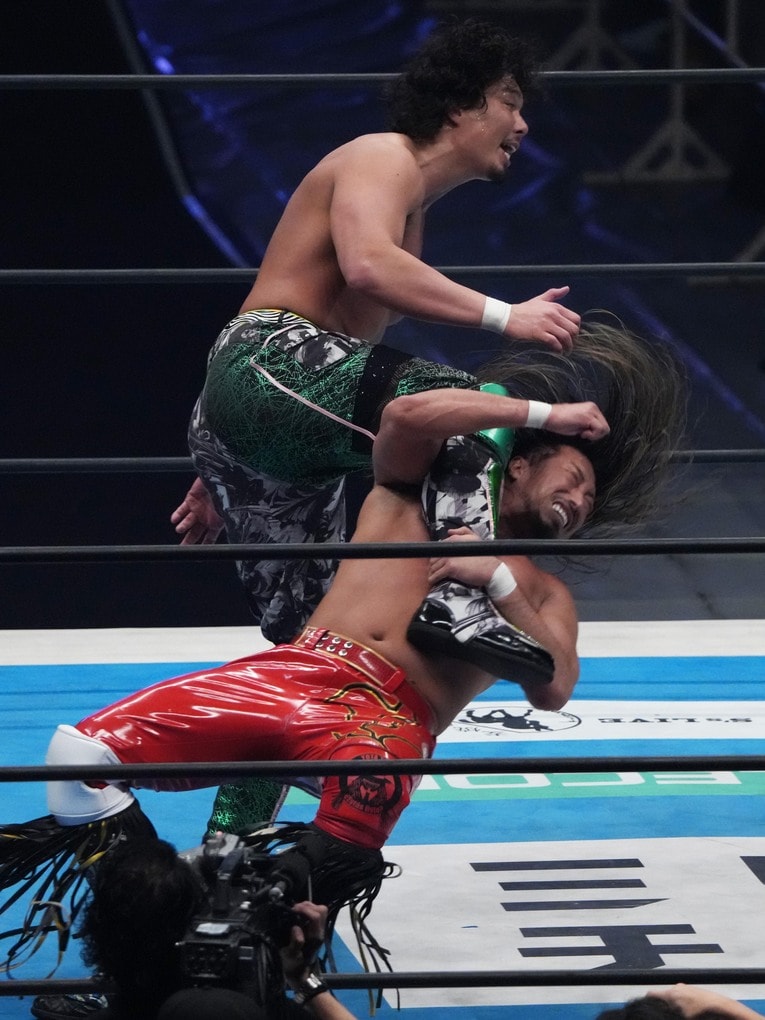 ドラゴンスクリューでジェイク・リーを攻める辻陽太　©Essei Hara
