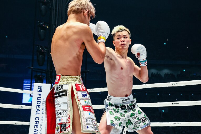 試合を通じて有効だった那須川天心のジャブ　©THE MATCH 2022/Susumu Nagao