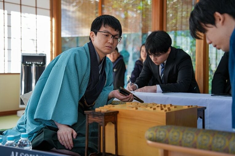 “将棋漬けの天才”永瀬拓矢九段は、2日制のタイトル戦で藤井聡太王将相手に初の先勝となった ／ photograph by 日本将棋連盟