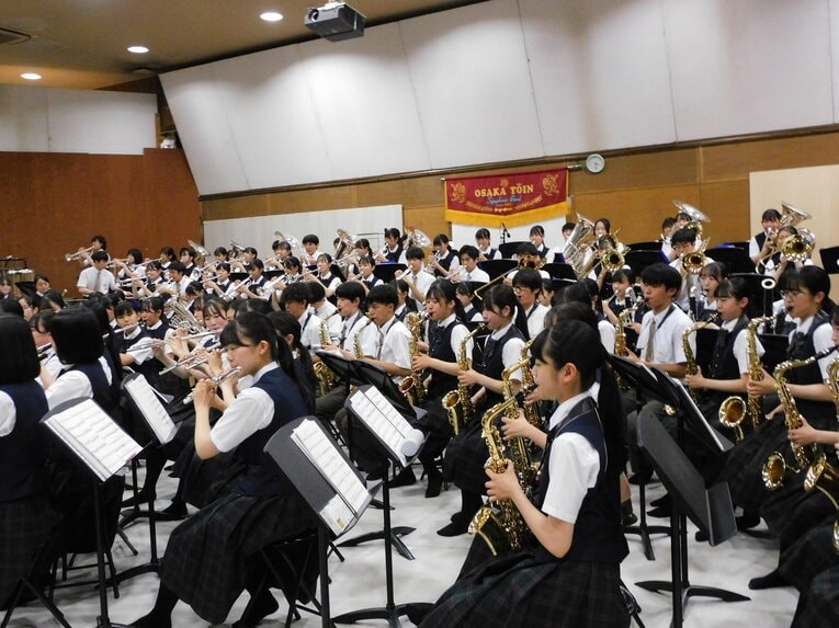 曲によっては振りをつけたり、パフォーマンスをしながら表情豊かに演奏する生徒たち　©︎Haruka Sato