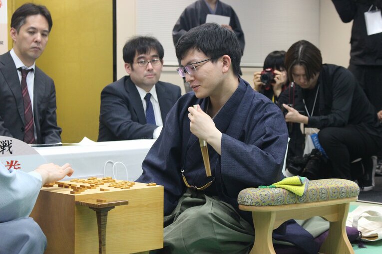 感想戦で笑顔を見せる永瀬拓矢　©Number Web