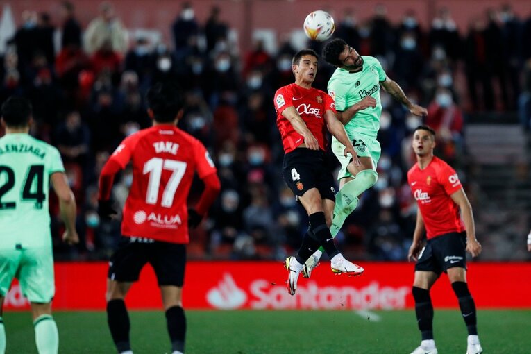 久保建英の“劇的決勝ゴール後に消えた疾走”は「客席に飛び込みたかったけど高すぎて無理」だった？《カメラマンが見た真相》(12)