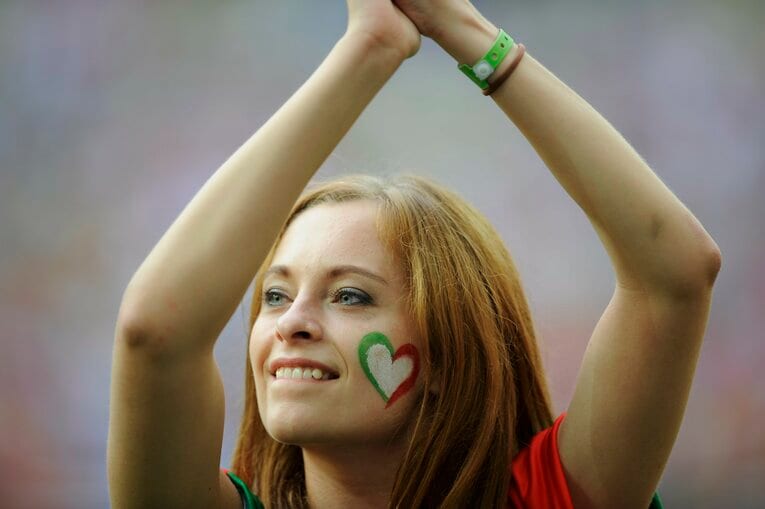 EUROにいた美しい女性サポーターの応援姿（50枚超）　©Sports Graphic Number