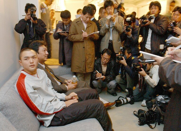 2004年11月17日、15歳でドラフト指名された辻本賢人を取り囲む報道陣　©JIJI PRESS