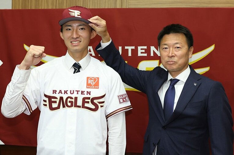 ドラフト1位指名を受けた楽天に入団する荘司康誠。右は沖原佳典スカウト ／ photograph by JIJI PRESS