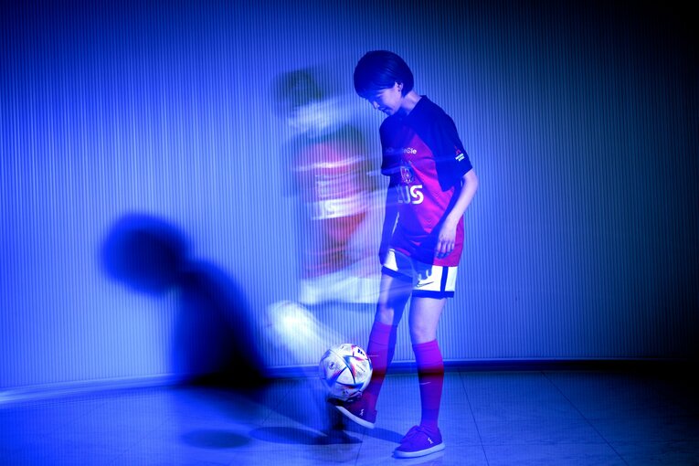 眞嶋さんの「ウマすぎリフティング」連続写真　©Kiichi Matsumoto