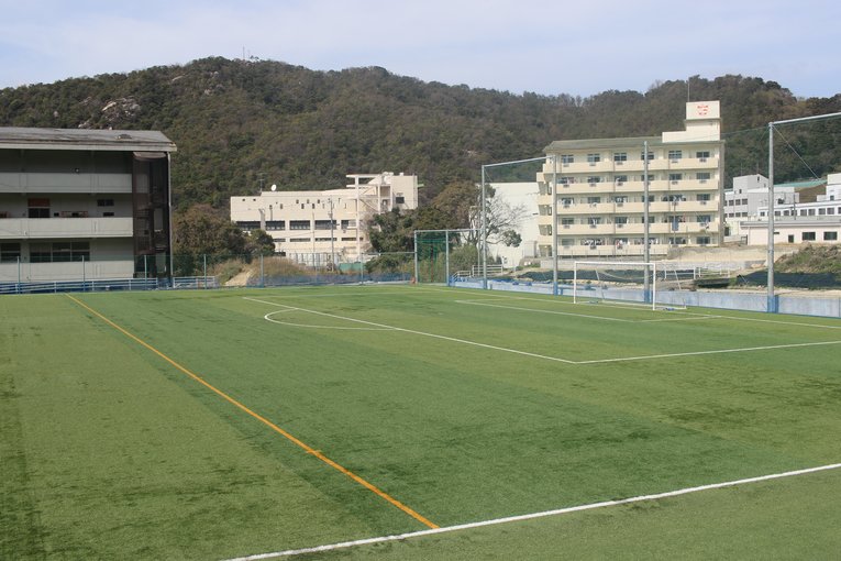 ゴミひとつない高川学園高校のサッカーグラウンド　©︎Takahito Ando