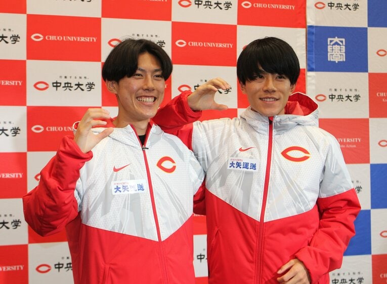 【兄弟のツーショット／昨年の箱根駅伝】取材会の後、撮影に応じる兄の吉居大和（当時4年、右）と弟の駿恭（2年）　©JIJI PRESS