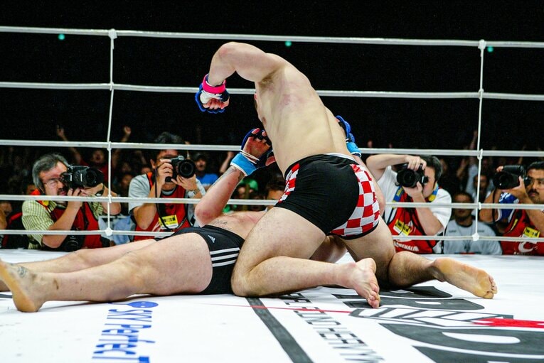 2004年8月、エメリヤーエンコ・アレキサンダー戦のハイキック（8枚目／全10枚）©Susumu Nagao