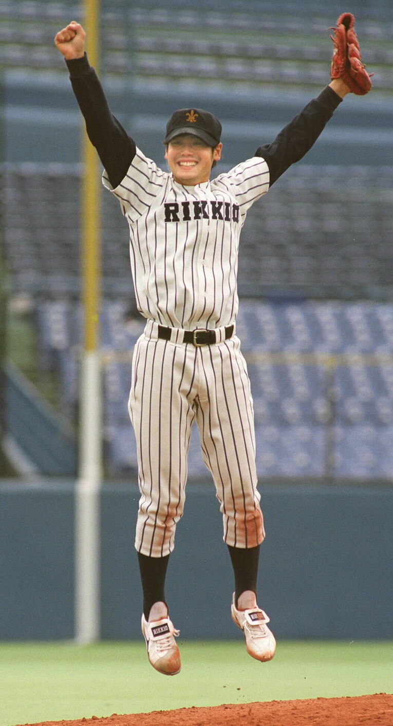 2000年10月、東大戦で六大学野球36年ぶり史上2人目の完全試合を達成。喜ぶ立教大の上重聡　©JIJI PRESS