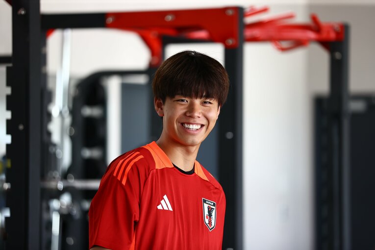 日本代表の合宿に参加し、笑顔をみせる高井幸大　©︎JFA/AFLO