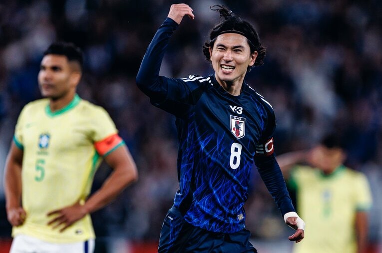 逆襲のゴールにガッツポーズの南野拓実と、後ろで憮然とするブラジルのカゼミーロ。日本代表は「強豪相手の逆転劇」を近年頻繁に起こしている ／ photograph by Kiichi Matsumoto