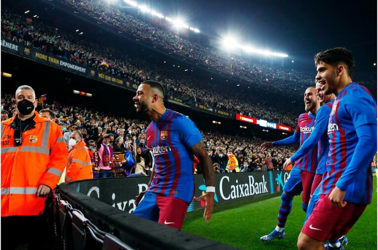 シャビ新監督41歳は暗黒バルサを救えるか 《メッシとの黄金連係・涙を撮ったカメラマン》が就任会見・初采配に見た“希望”とは(34)