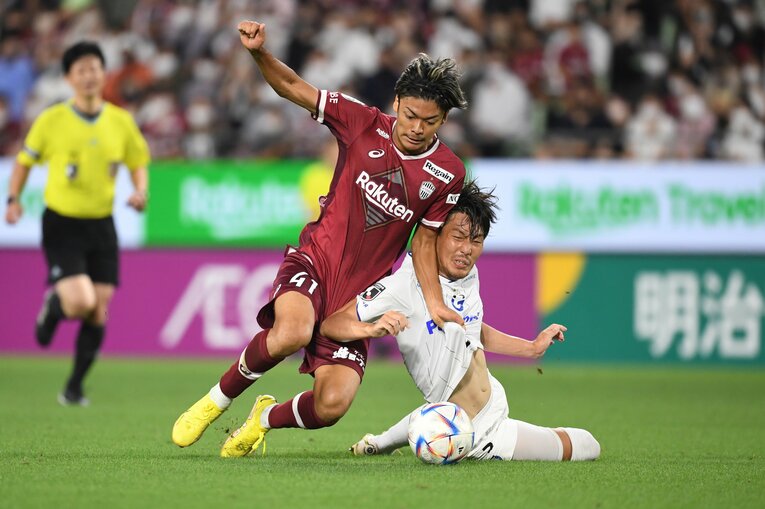 大迫勇也の“半端ないメンタル”が崖っぷちの神戸を蘇らせた…J1残留を争う激闘でカメラマンがとらえた決定的瞬間「PK蹴る気満々だ」(51)